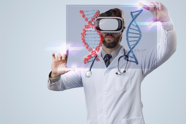 Мужчина-врач на серой стене в очках виртуальной реальности смотрит на виртуальную ДНК