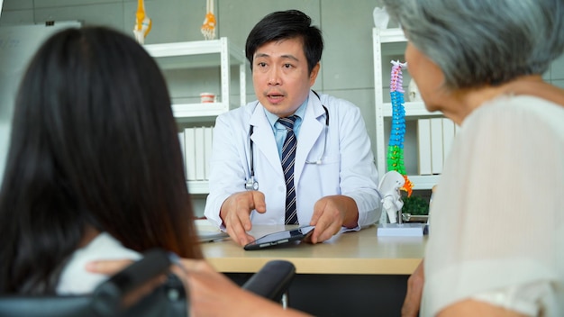 Photo male doctor is recommending bone treatments to patients