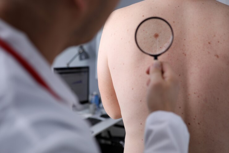 Photo male doctor look at magnifying glass on patient skin