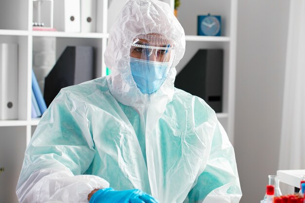 Photo male doctor in protective medical uniform in clinic