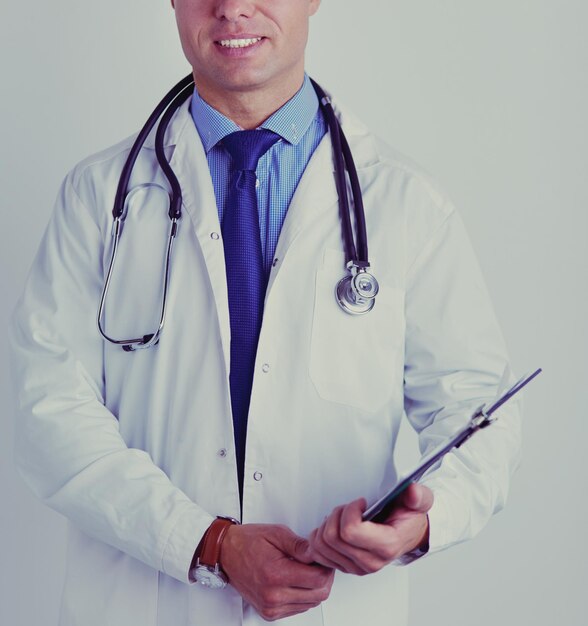 Мужчина-врач, стоящий с папкой на белом фоне
