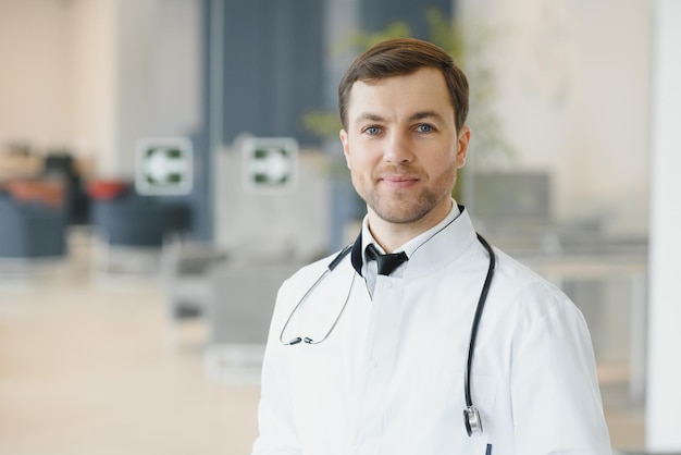 Photo male doctor stands in the hall of the hospital