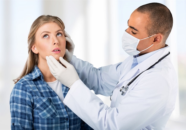 Photo male doctor with female patient in the clinic