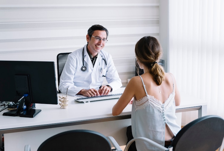 Photo male doctor with female patient