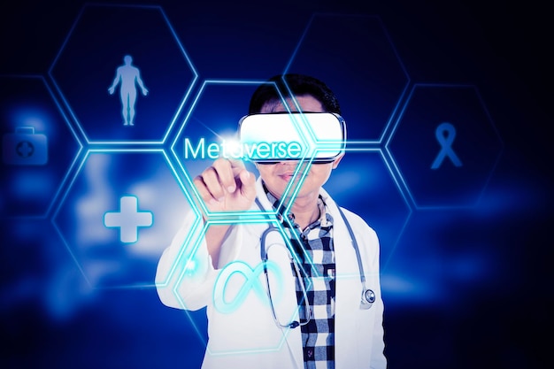 Мужчина-врач со стетоскопом в очках виртуальной реальности касается экрана интерфейса