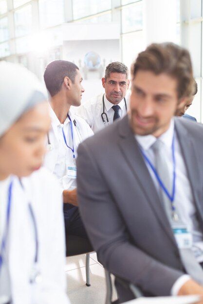 Foto medici che interagiscono tra loro durante il seminario