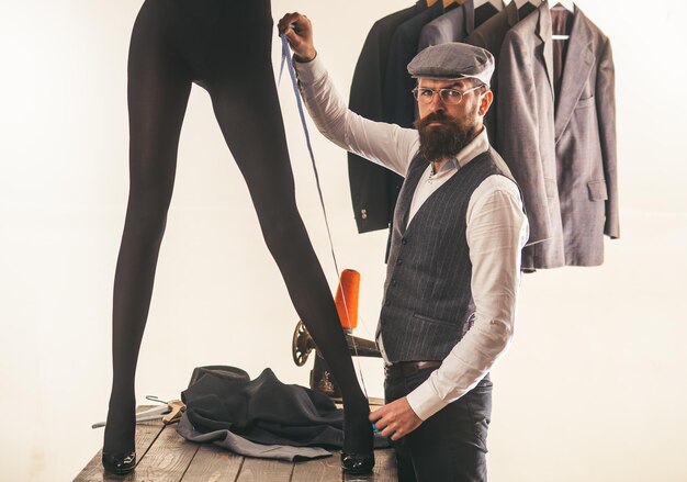 Photo male dressmaker retro old fashion dressmaker measure female sexy long legs man seamstress dressmaker