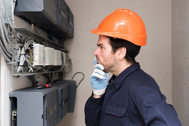 写真 回路基板を見ていると考えている男性の電気技師