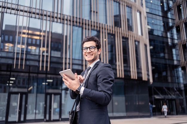 Un impiegato maschio di una società finanziaria va a lavorare in un ufficio con indosso un completo da lavoro