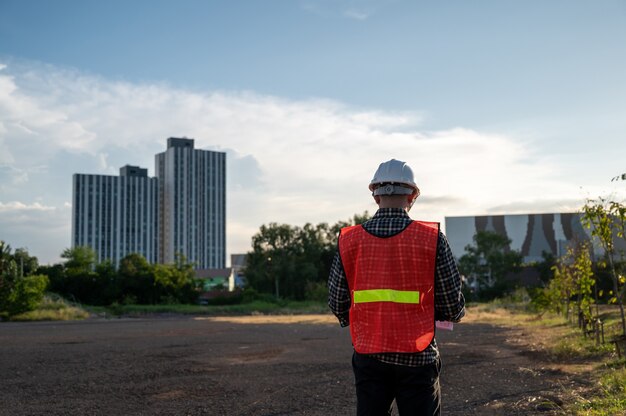 Photo male engineer working outdoor at construction site