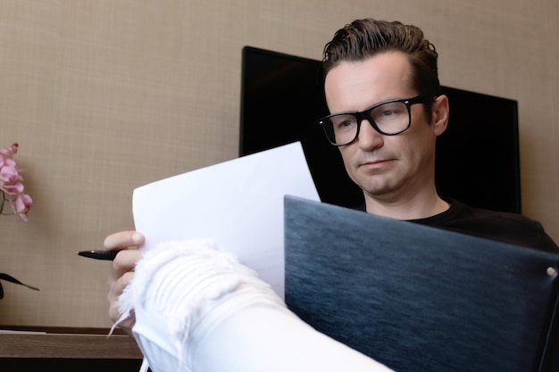 Photo male entrepreneur going through paperwork while working at home office