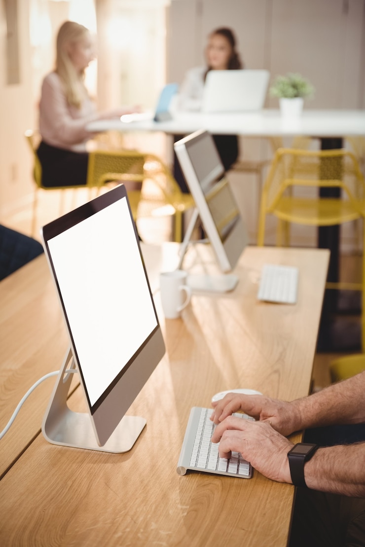 Photo male executive working on computer