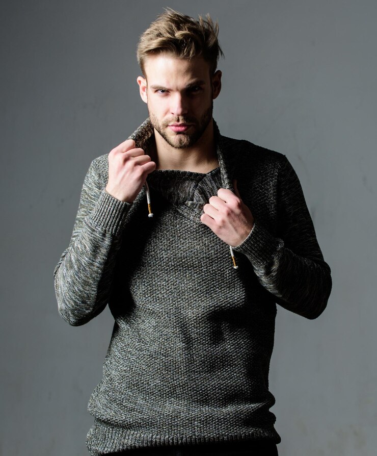 Photo male fashion and beauty sexy muscular macho fitness diet desire and temptation sexy man with bare torso athlete man hair care muscular trainer after sport workout