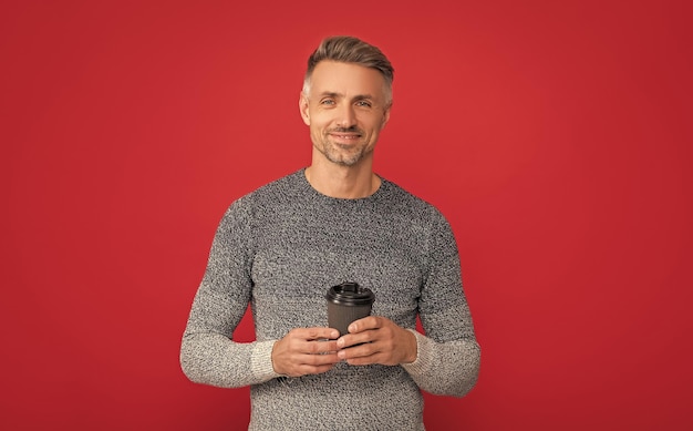 Мужская фотомодель держит чашку зимней моды утренний кофе позитивный седой парень