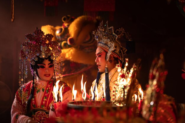 Male and female Chinese opera actors Light a candle to pray homage to the gods to enhance