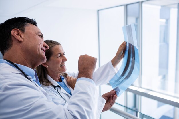 Photo male and female doctor discussing over x-ray report