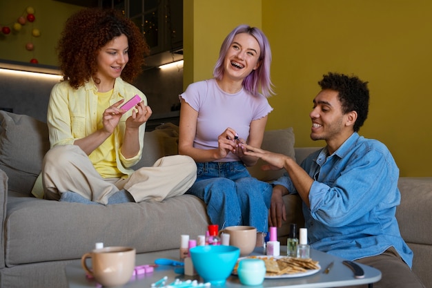 Foto amici maschi e femmine che si fanno una manicure insieme