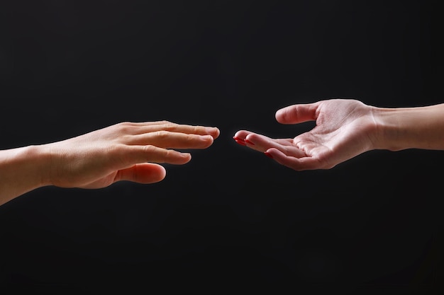 緑の背景に男性と女性の手