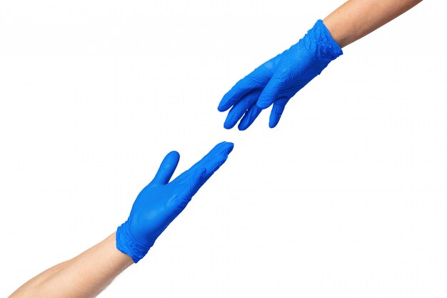 Мужские и женские руки в медицинских перчатках тянутся друг к другу. Помочь концепции. Закрыть