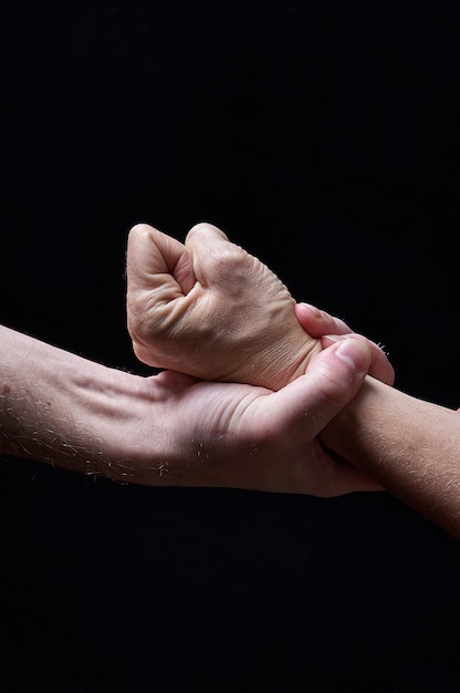 Foto mani maschili e femminile che mostrano insieme emozioni