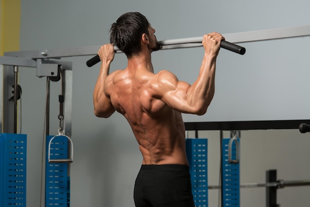 Фото Спортсмен-мужчина делает тяжелые упражнения для спины