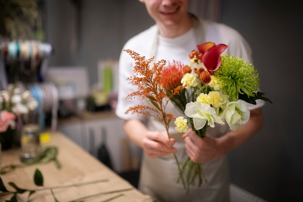 Fiorista maschio che fa un bellissimo bouquet