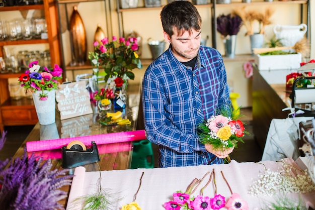 男性の花屋フラワーショップで花束を作る