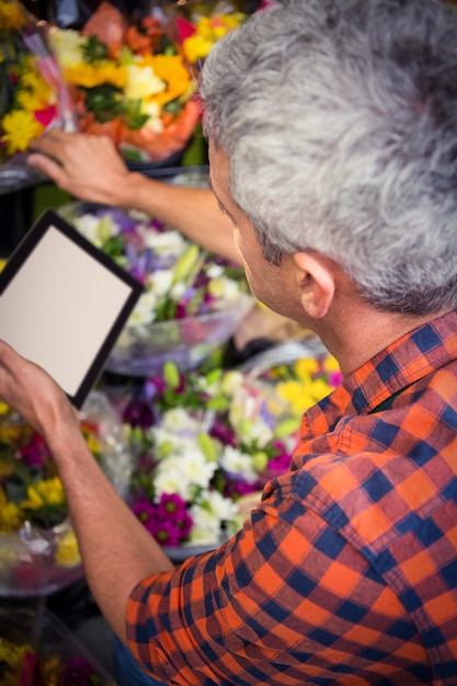 デジタルタブレットを使用して男性の花屋