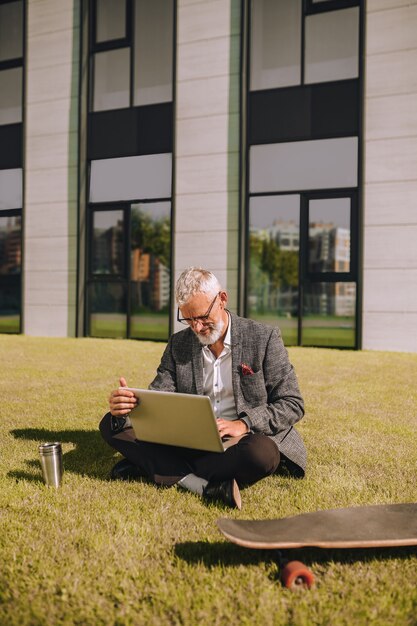 Photo male freelancer working on his laptop outdoors