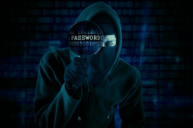 사이버 공간에서 암호를 찾는 남성 해커