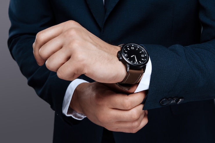 Photo male hand close-up. mens watch on the hand close-up.