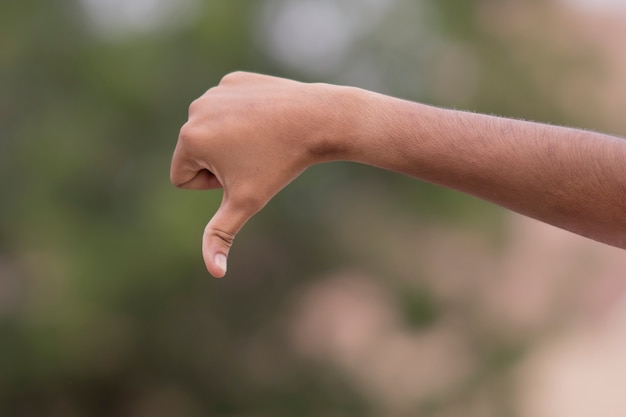 Foto segno di avversione di gesto di mano maschio