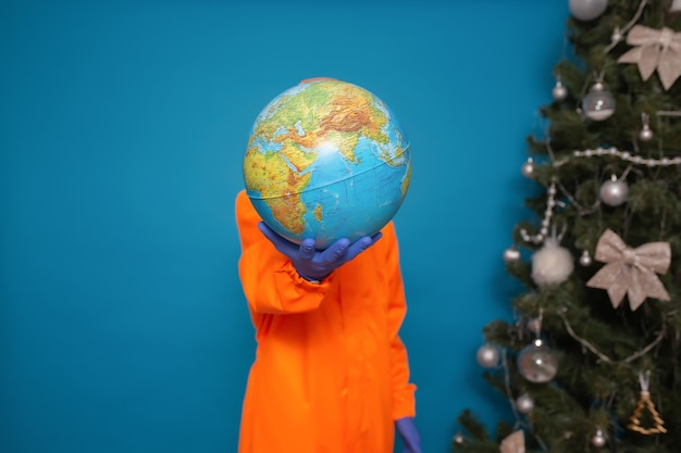 Photo male hand in glove holding globe