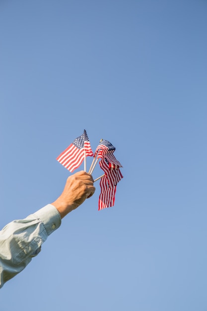 Foto mano maschio che tiene la bandiera americana