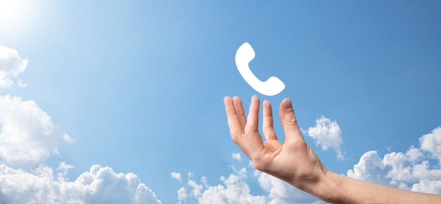 Mano maschio che tiene telefono cellulare intelligente con l'icona del telefono. chiama ora business communication support center customer service technology concept.