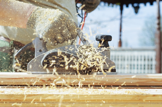 Photo male hand holding a wood polisher