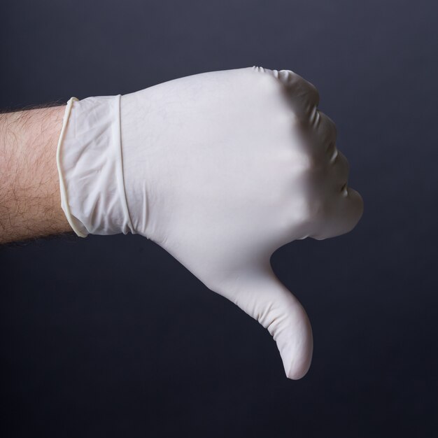 Photo male hand in latex glove