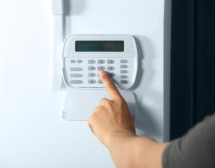 Photo male hand pressing the code on a house alarm