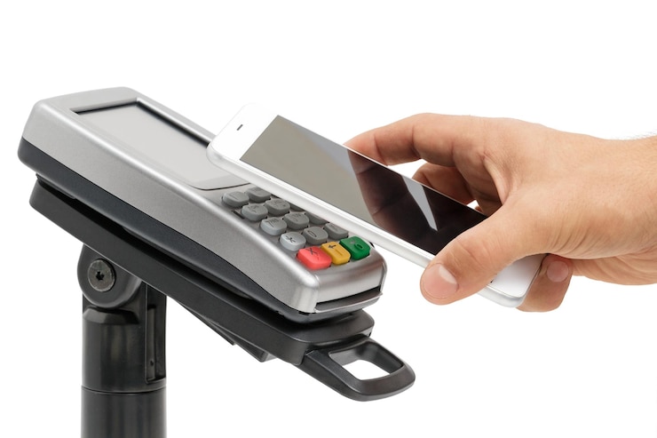 Photo male hand use smartphone for contactless payment with nfc techology side view isolated on white background