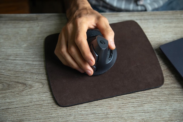 Photo male hand using computer mouse at home