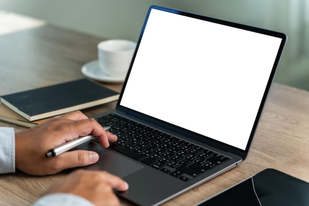 写真 カフェで空の画面のノートパソコンと男性の手を模 ⁇ する空の画面のコンピュータデスクトップ