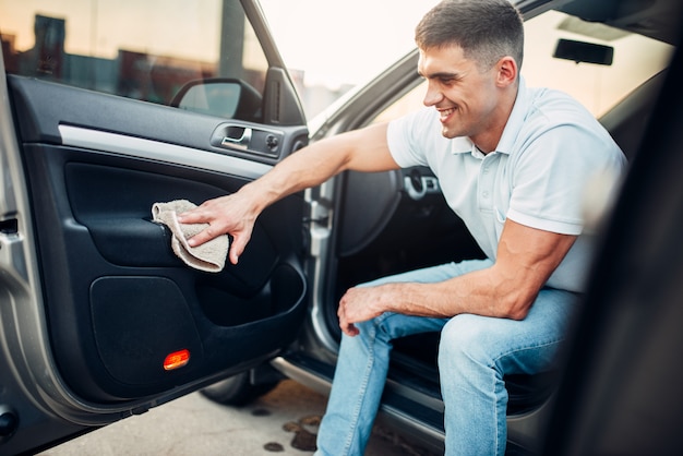 Male hands cleans auto