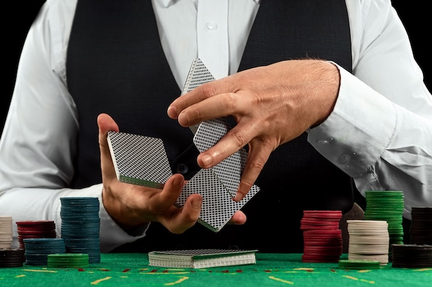 Il maschio passa il croupier mescola il primo piano delle carte