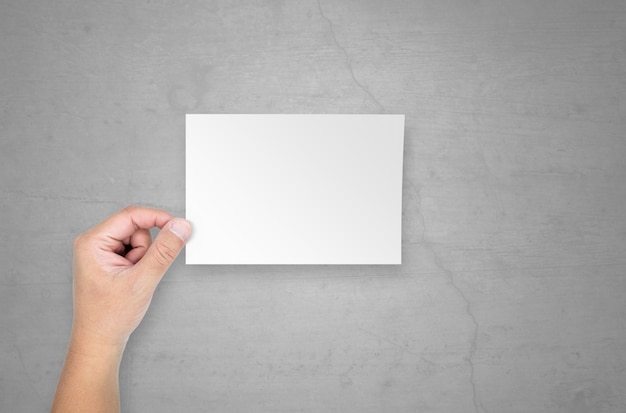 Photo male hands holding a blank paper