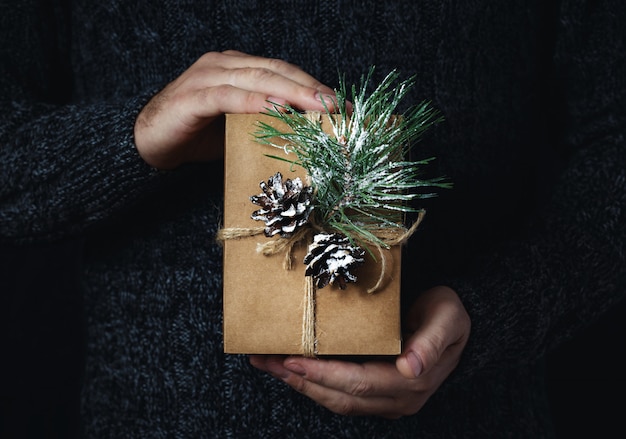 男性手持ち株の手作りのクリスマスギフトダーククリスマス