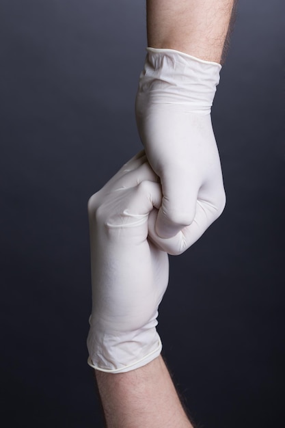 Photo male hands in latex gloves