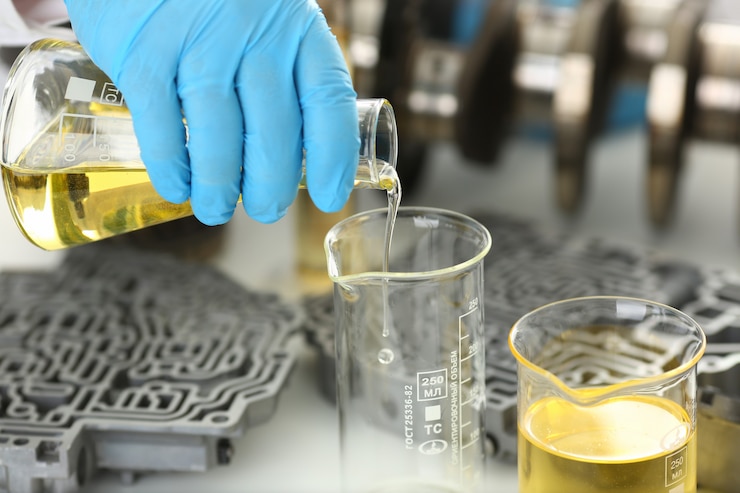 Photo male hands in protective gloves hold test tube