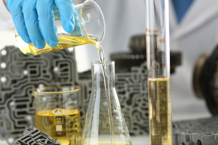 Photo male hands in protective gloves hold test tube