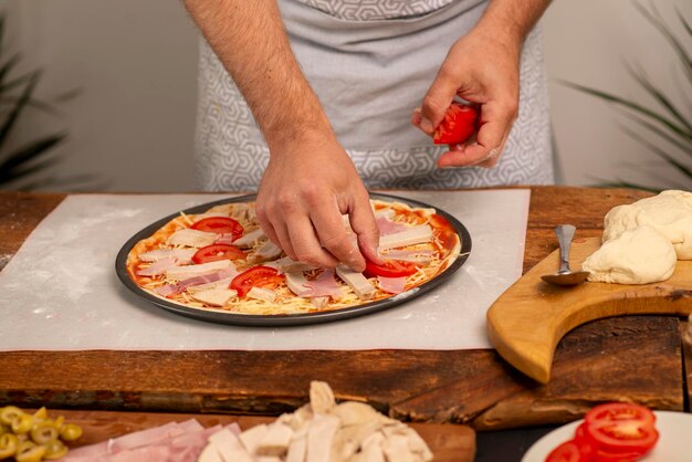 Foto mani maschili che mettono il cibo sulla pizza