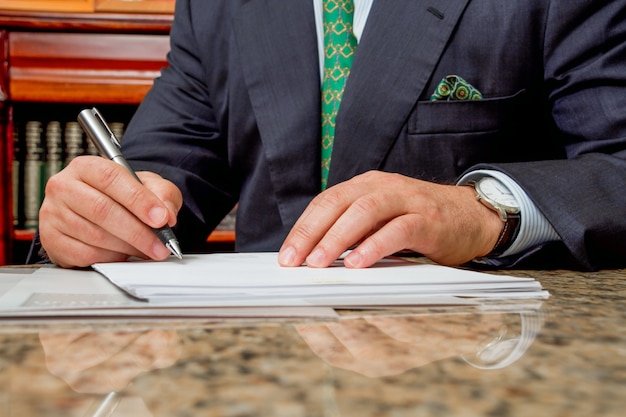 Photo male hands signing a document